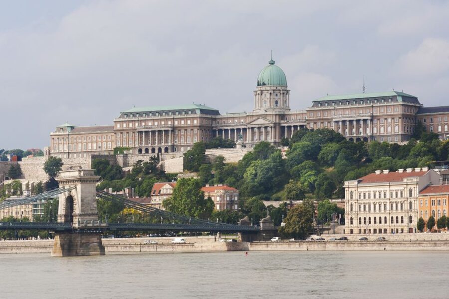 3-Hour Orientation Walking Tour of Buda and Pest - Crossing from Pest to Buda by public transport