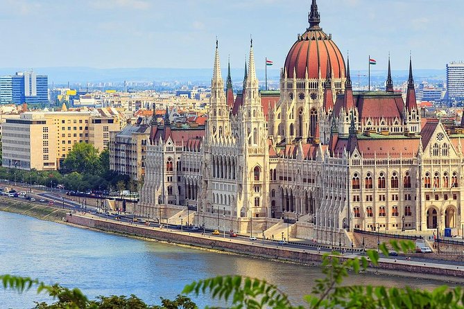 6 hours Private City Tour of Budapest With Winetasting and Danube evening cruise - Buda Castle district: Chain Bridge views and UNESCO-level atmosphere