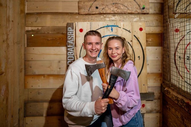 Axe Throwing Budapest - Instructor coaching and your first throws in the lane