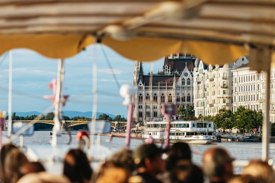 Best of Budapest Cruise - Bridge Parade: Chain Bridge Lions, Parliament, and Castle Hill Views