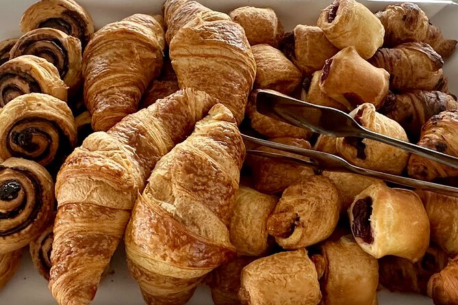 Bottomless Brunch and Cruise with Prosecco in Budapest - Pickup and the Akadémia 2 meeting point, plain and simple