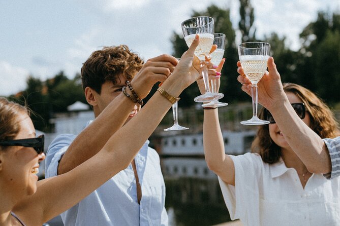 Bottomless Brunch and Cruise with Prosecco in Budapest - The Danube route: Chain Bridge, Parliament, Buda Castle, and more