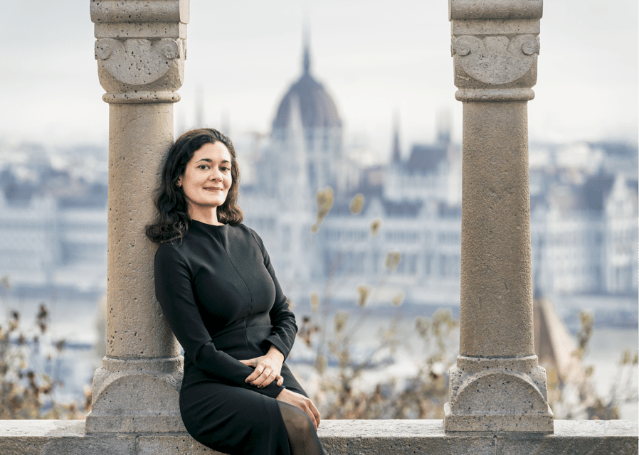 Buda Castle: Group photoshoot with a local guide - Inside the 1-hour group session: what actually happens