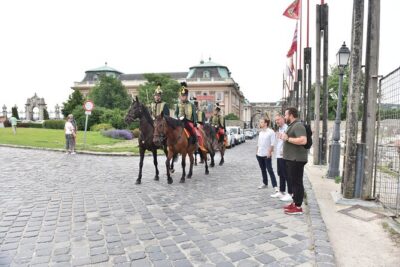 Buda Castle Walking Tour with Matthias church entry, Cake&Coffee