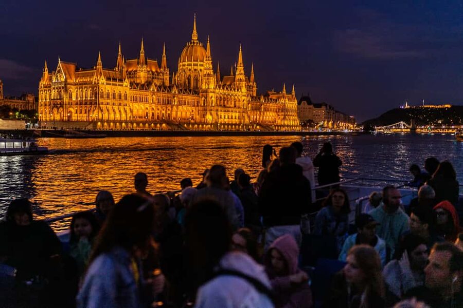 Budapest: 1-Hour Evening Sightseeing Cruise with Drink - The Route: Chain Bridge, Parliament, and Buda Castle in One Night Loop
