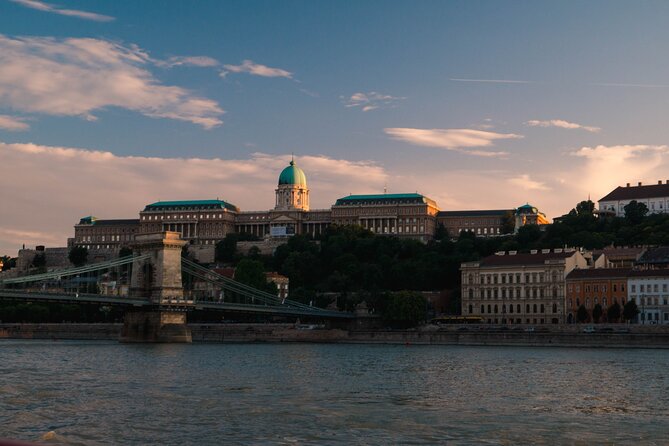 Budapest: 1-Hour Highlights Cruise with Welcome Drink - Fast Check-In With a Mobile Voucher