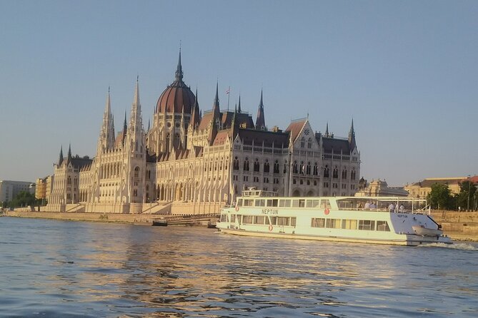 Budapest: 1-Hour Highlights Cruise with Welcome Drink - Welcome Drink, Plus the Bar Option