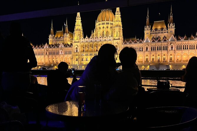 Budapest: 1-Hour Highlights Cruise with Welcome Drink - No Audio Commentary: How to Still Enjoy the Landmarks