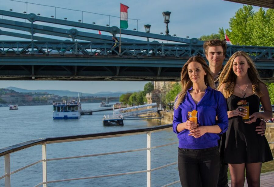 Budapest: 1 hr Sunshine Booze Cruise with Prosecco - Weather, Timing, and Photo Tips for a Daylight Sail