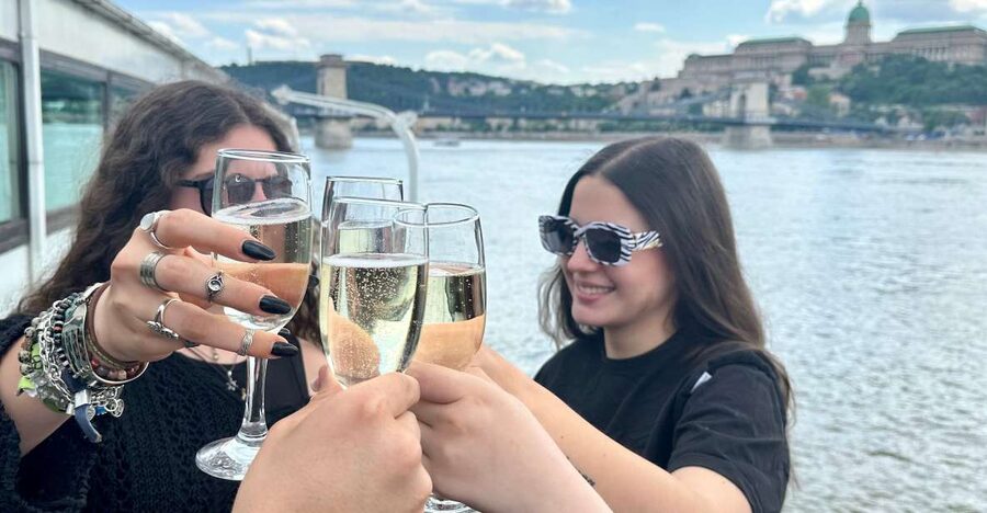 Budapest: 1 hr Sunshine Booze Cruise with Prosecco - A 1-Hour Budapest Danube Cruise With Prosecco, Built for Ease