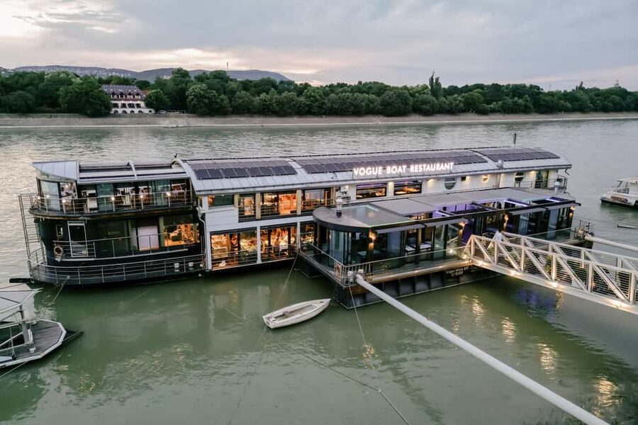 Budapest: 3-Course Dinner for 2 - stationary Boat Restaurant - First impressions at Vogue Boat Restaurant, and what makes it feel special