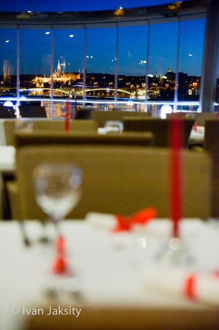 Budapest: 3-Course Dinner for 2 - stationary Boat Restaurant - The service style, what makes the evening feel smooth