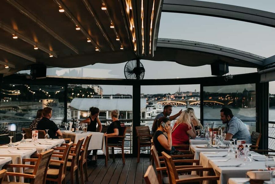 Budapest: 3-Course Dinner for 2 - stationary Boat Restaurant - The 2.5-hour flow, from champagne to candlelit courses