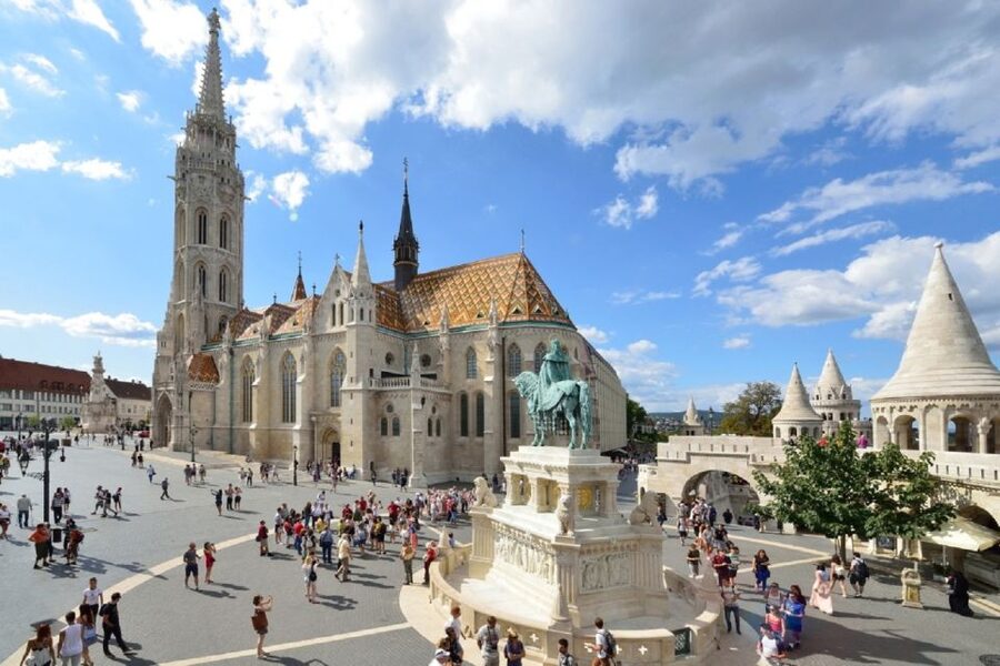 Budapest: 3-hour City Tour with Castle Walk + 1-hour Cruise - Gellért Hill Photo Stop, Liberty Monument, and Citadel Views