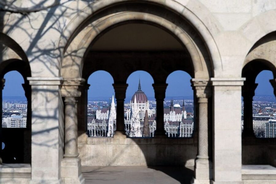 Budapest: 3-Hour Grand City Tour and Castle Walk - Guide Quality and Group Pacing: What the Reviews Signal