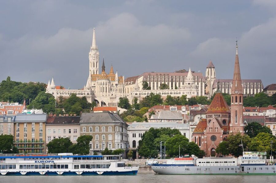 Budapest 3-Hour Walking Tour in Italian - Starting at St. Stephen’s Basilica: the tour’s big opening scene