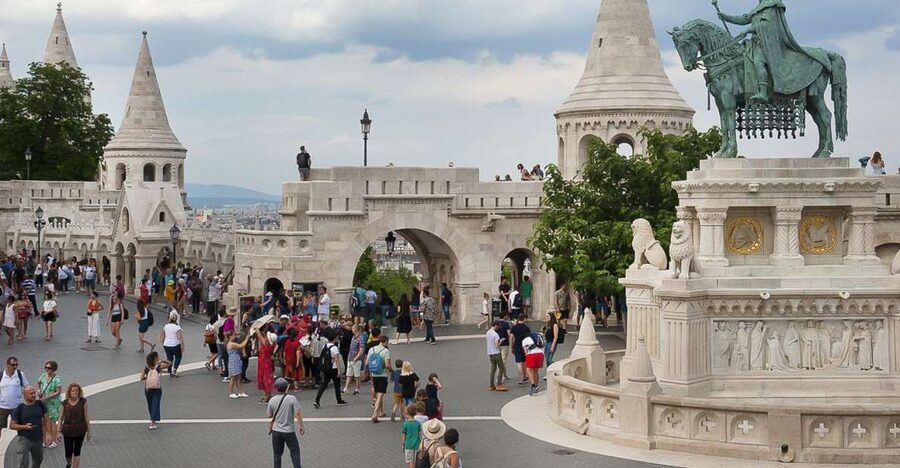 Budapest 3-Hour Walking Tour in Italian - Pest to Buda by public transport, not a time-wasting detour