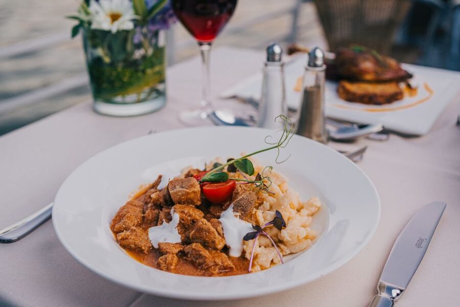 Budapest: 4-Course Dinner River Cruise with Live Folk Music - Night on the Danube: why this 2-hour cruise hits the right note