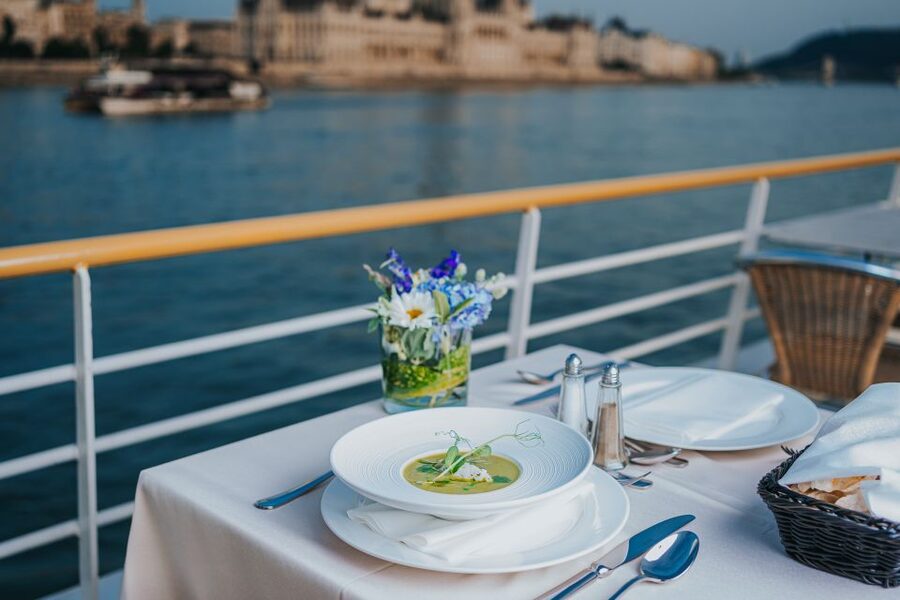 Budapest: 4-Course Dinner River Cruise with Live Folk Music - Welcome drinks and the onboard mood before dinner