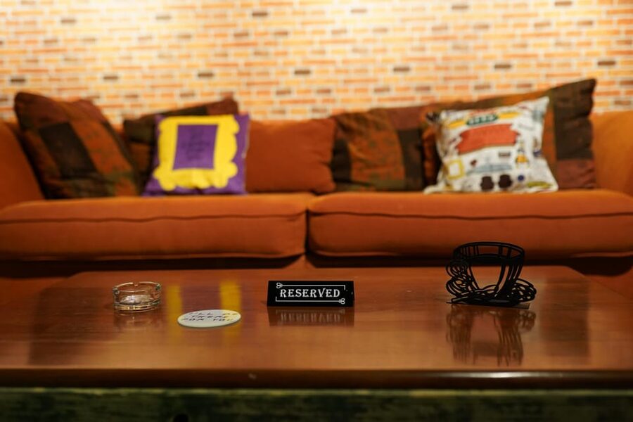 Budapest: 90s Sitcom Escape Room Adventure with Drinks - Hints, Difficulty, and Why Team Size Changes Everything