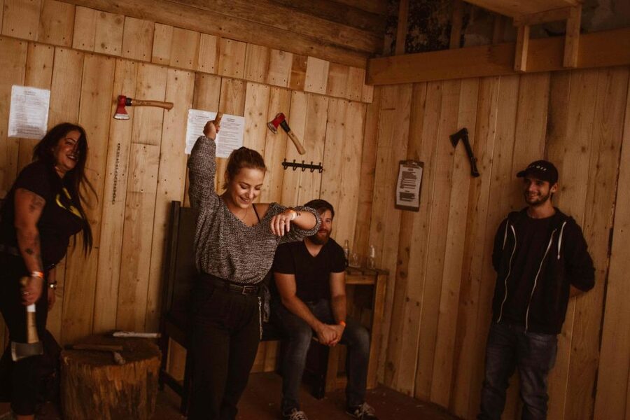 Budapest: Axe Throwing Experience - Learning technique the right way, from quick coaching to real feedback