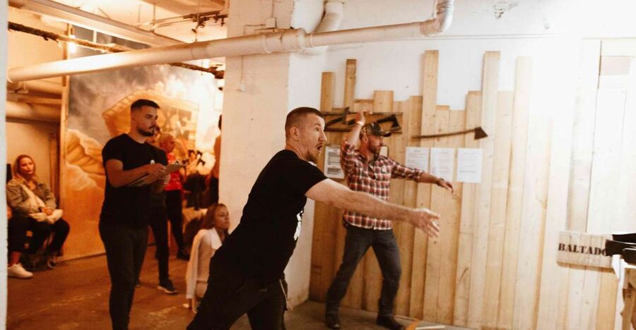 Budapest: Axe Throwing Experience - Your 60-minute flow: briefing, lane practice, then games