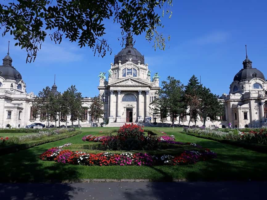 Budapest: Best Gardens Walking Tour & Folk Music Performance - Hungary’s first botanical garden at ELTE Füvészkert