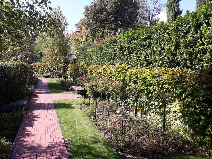 Budapest: Best Gardens Walking Tour & Folk Music Performance - Finding your group at Gyóni Géza tér (so you start stress-free)