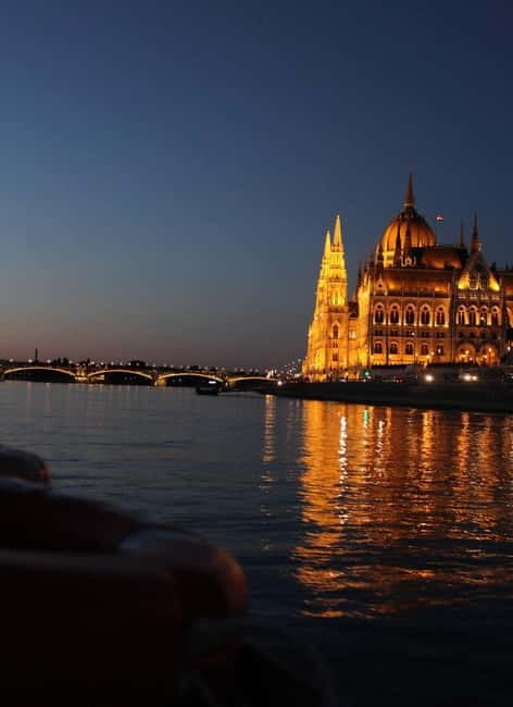Budapest Boat Cruise with Personal Live Tour Guiding(+Drink) - Why a Danube night cruise needs live guiding (not just pretty lights)
