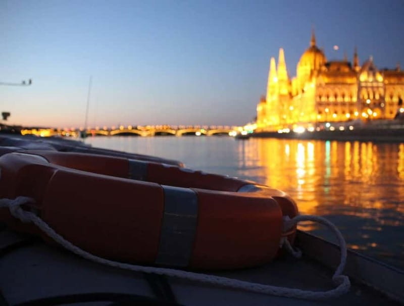 Budapest Boat Cruise with Personal Live Tour Guiding(+Drink) - Refreshment plan: included welcome drink plus a real onboard bar
