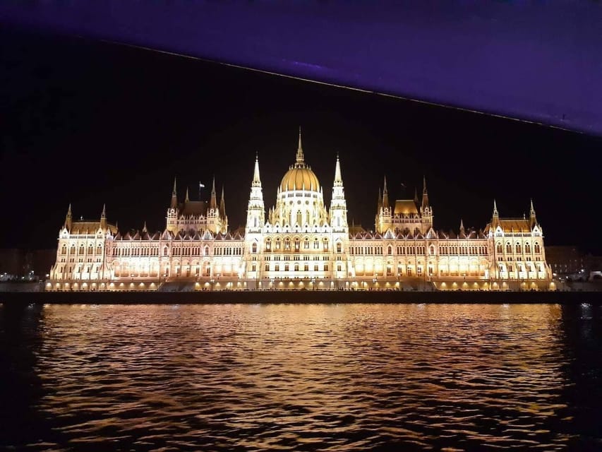 Budapest Boat Cruise with Personal Live Tour Guiding(+Drink) - Photos and the little details that matter on a night cruise