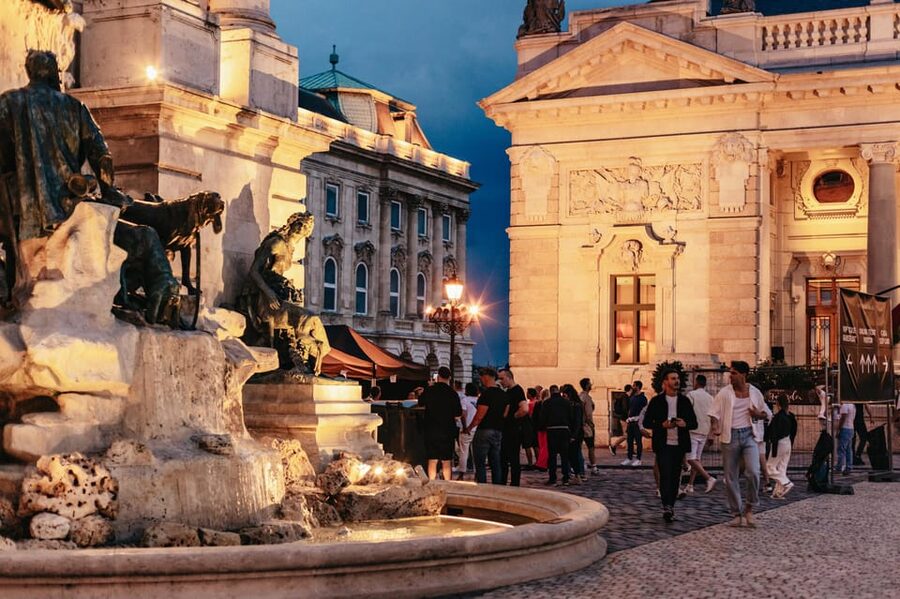 Budapest: Buda Castle District Vampires and Myths Night Tour - Before you go: what to pack, and how the night photos work