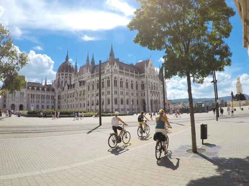 Budapest & Buda Castle e-Bike Tour with a local guide - St. Stephen’s Basilica and Szabadság Square: The Perfect Moment to Look Up