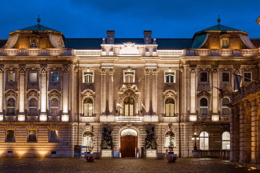 Budapest: Buda Castle Walk with Saint Stephen's Hall - How the headset setup and English guide shape the experience