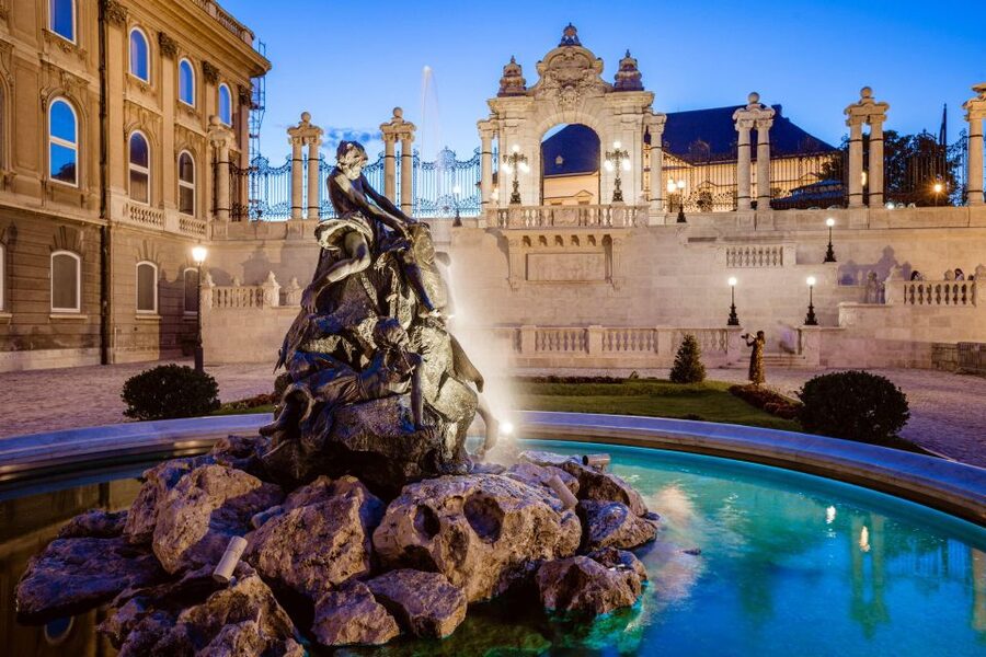 Budapest: Buda Castle Walk with Saint Stephen's Hall - From Szent György Square into the Castle courtyard world