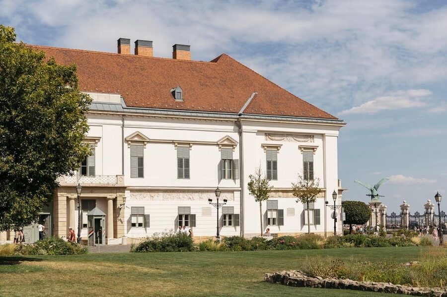 Budapest: Buda Castle Walking Tour & Folk Music Performance - Tóth Árpád sétány and the folk music finale that makes the hill feel human