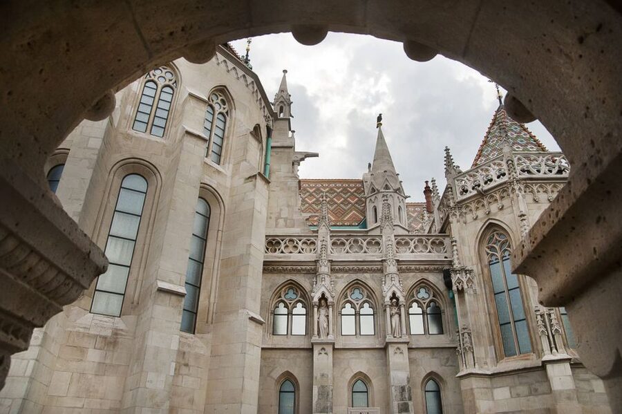 Budapest: Buda Castle Walking Tour in German - Matthias Church in Gothic form, and why it matters