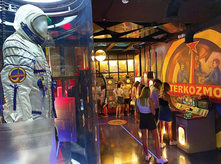 Budapest: Budapest Retro Interactive Museum Ticket - Typical apartment block reality checks, plus the interactive mirror