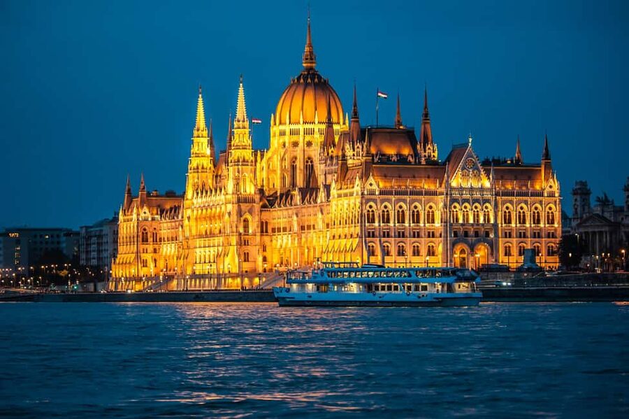 Budapest: By Night Sightseeing Cruise with Welcome Drink - Chain Bridge to Vigadó Square: what you see along the Danube