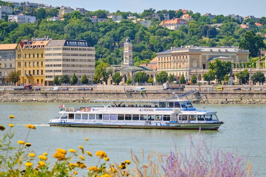 Budapest: By Night Sightseeing Cruise with Welcome Drink - QR audio guide for English and Hungarian, and how to use it well