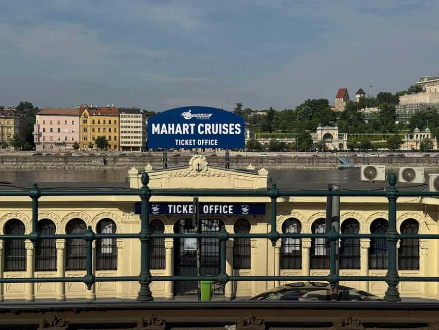 Budapest: By Night Sightseeing Cruise with Welcome Drink - Welcome drink, warm decks, and the seat strategy that pays off