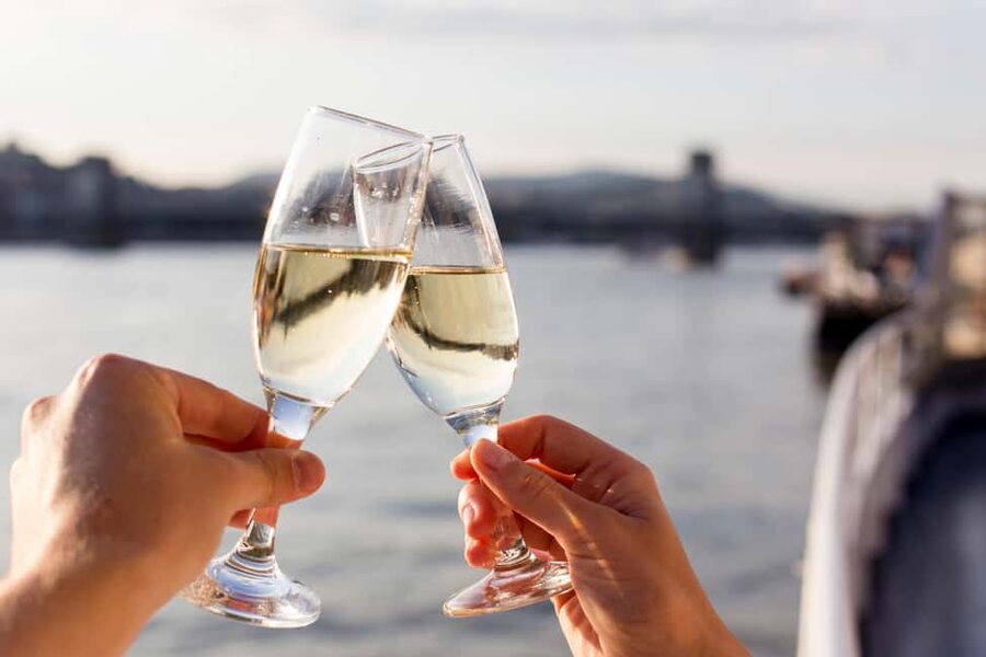 Budapest: By Night Sightseeing Cruise with Welcome Drink - Vigadó tér or Batthyány tér, how to get on board without stress