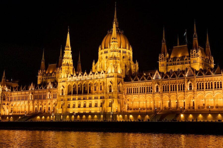 Budapest: Candlelit Dinner River Cruise with Live Music - Candlelit 4-Course Dinner: What You Actually Get