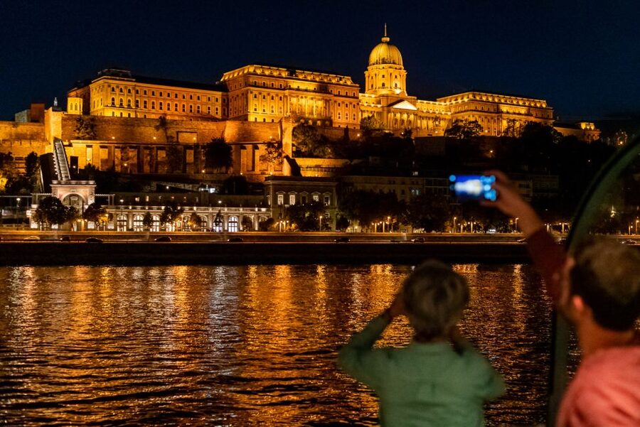 Budapest: Candlelit Dinner River Cruise with Live Music - The 2.5-Hour Structure: Dinner First, Views Always