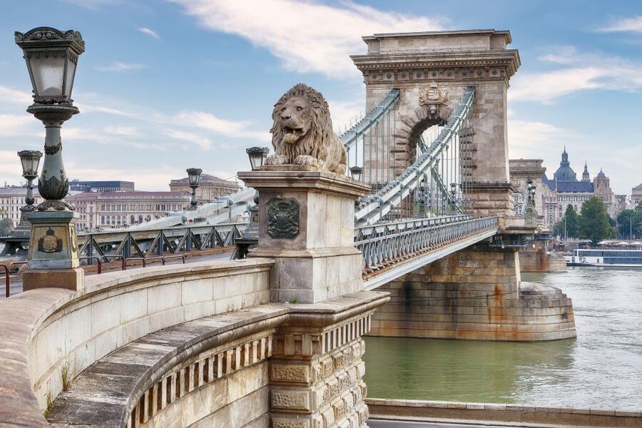 Budapest: Capture the most Photogenic Spots with a Local - Fisherman’s Bastion: getting panoramic photos without losing your footing