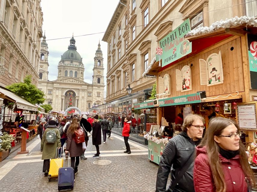 Budapest: Christmas Market Guided Walking Tour with Tastings - Handcrafted market gifts, without losing your sense of direction