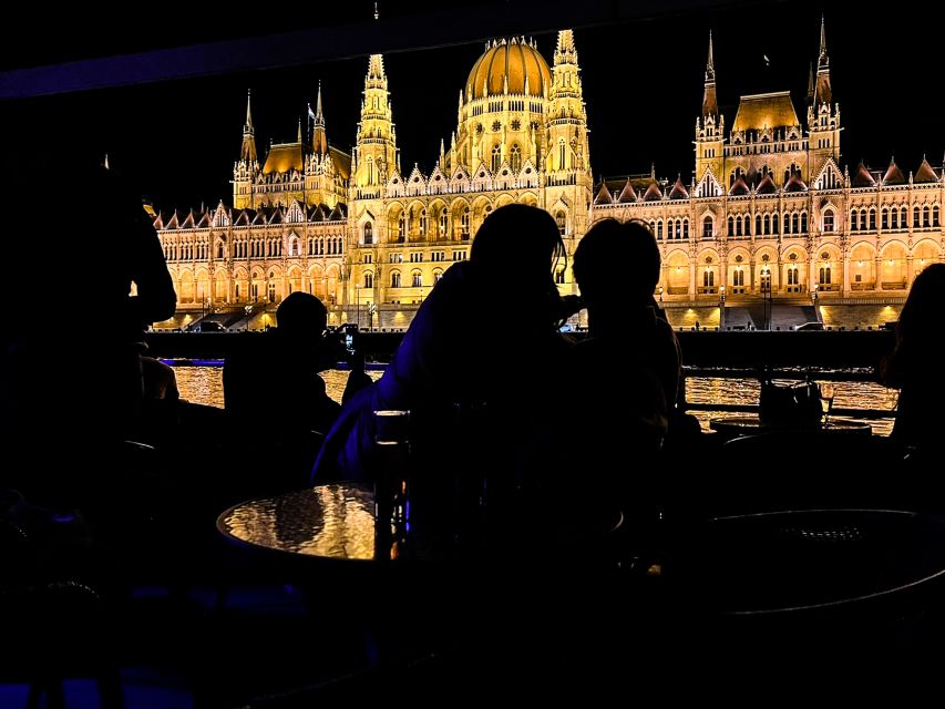 Budapest: City Highlights Sightseeing Cruise - The onboard vibe: bar drinks, coffee, and a no-pressure ride