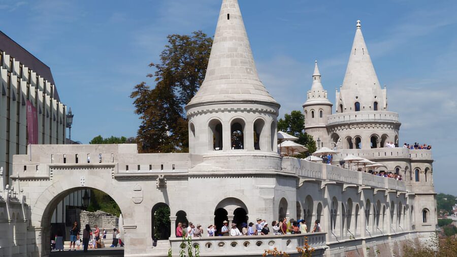 Budapest: City Highlights Walking Tour - St. Stephen’s Basilica and Parliament: church and government in the same breath