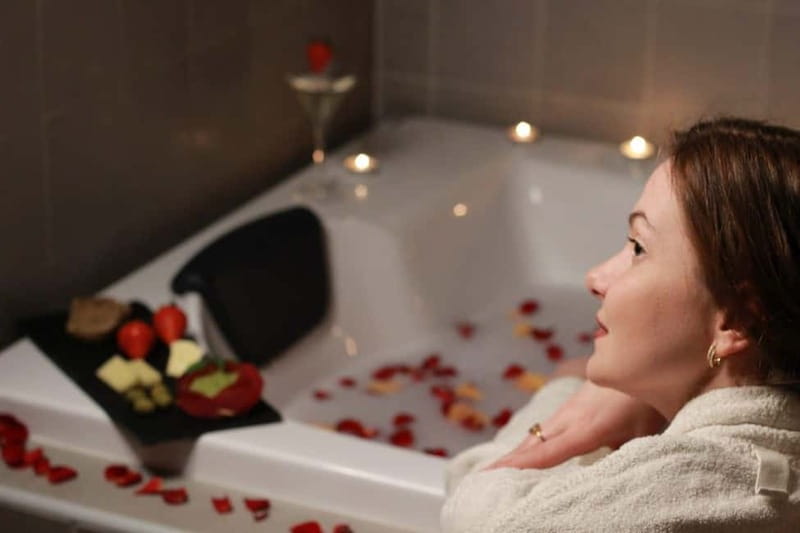 BUDAPEST, Day Spa : Couples Massage with Roses Bubble Bath - Why the Price Makes Sense for a 2-Person Date