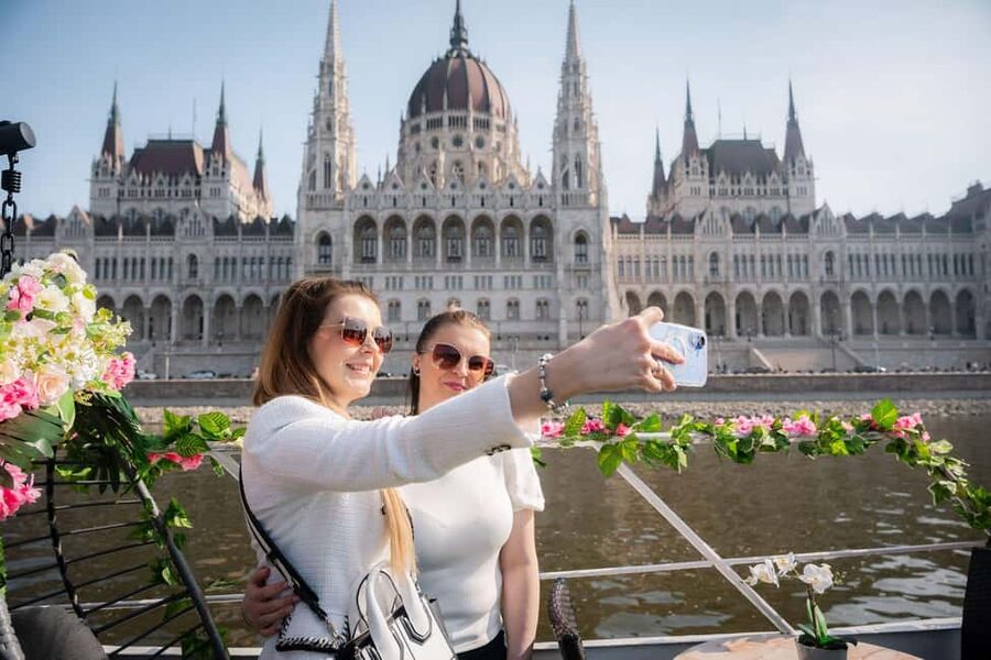 Budapest: Daytime Hop-on Hop-off Cruise with Welcome Drink - Batthyány tér Hop-Off: Buda Castle, Fishermen Bastion, and Matthias Church